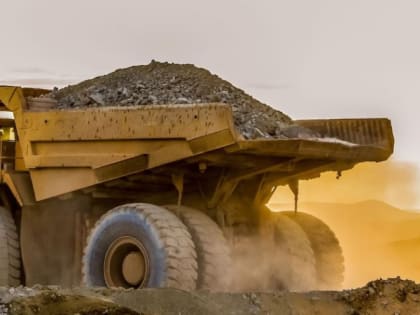 На Ямале водителя самосвала засыпало грунтом из кузова