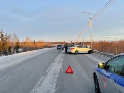 На трассе в Салехарде столкнулись 3 автомобиля