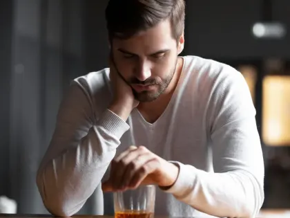 Растущая угроза алкоголизма: как распознать первые симптомы