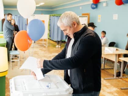 Глава города Алексей Романов проголосовал в 9-й школе