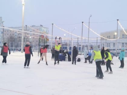 Муравленковцы сыграли в волейбол на снегу
