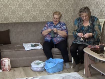 Ханымейские пенсионерки отправят участникам специальной военной операции сто пар носков