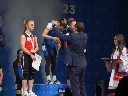 Тяжелоатлеты бьют рекорды на Чемпионате России в Новом Уренгое