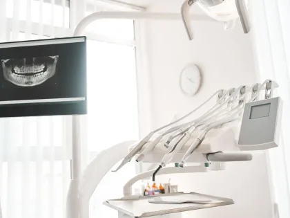 В Москве 19-летний парень умер после лечения 11 зубов за прием