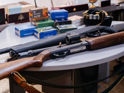 Жители Ноябрьска передают своё оружие бойцам СВО