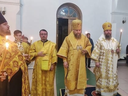 Архиерейское богослужение в Петропавловском храме