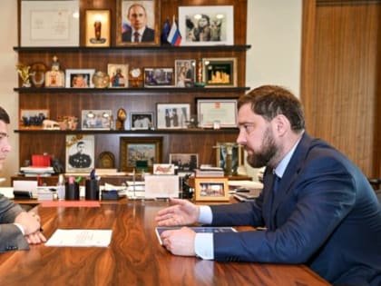 Губернатор Дмитрий Артюхов и руководитель ФАДН Игорь Баринов обсудили меры поддержки КМНС