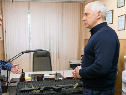 Алексей Романов передал бойцам СВО гладкоствольное ружьё «Сайга-12»