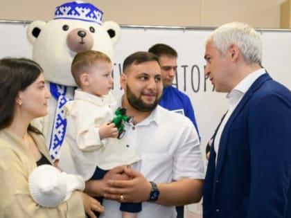 Приятная миссия. Алексей Романов вручил землякам свидетельства на маткапитал