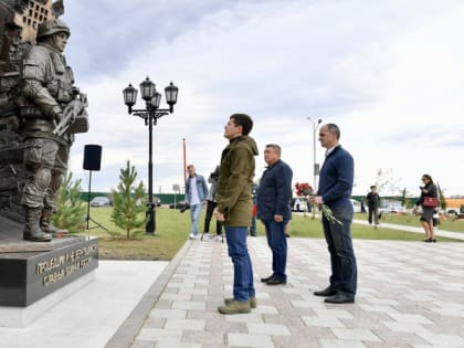 В салехардском Парке Победы торжественно открыли памятник героям СВО