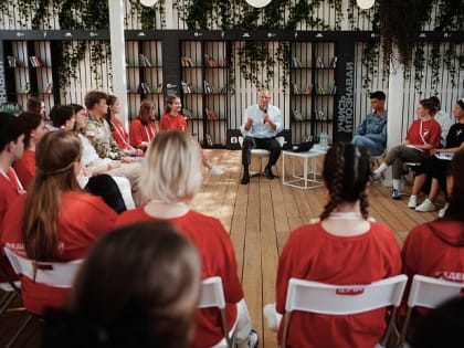 Дмитрий Чернышенко поздравил выпускников с праздником