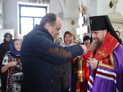 Встреча Благодатного огня в Салехарде