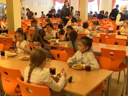 Председатель Комитета Законодательного собрания ЯНАО проверила качество питания в школах Уренгоя