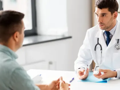 Телеведущий Александр Мясников сравнил прием у врачей в России и США