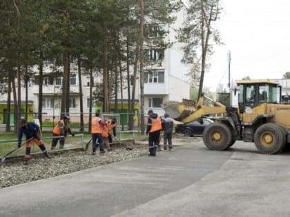 Новые лавочки, урны и освещение. В Ноябрьске приступили к благоустройству дворов