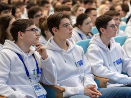 Губернатор ЯНАО прочитал лекцию участникам слета «Газпром-классов»