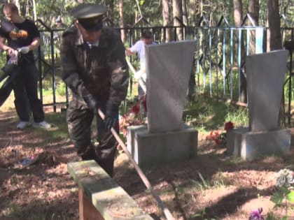Пуровские «Единороссы» и ветераны военной службы провели субботник по очистке мест захоронений участников Великой Отечественной войны