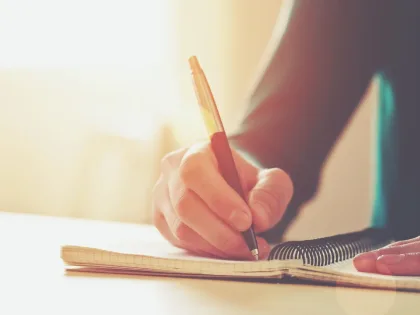 Бисерный и неровный: о каких болезнях мозга расскажет почерк