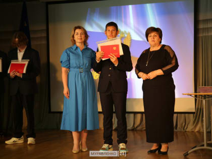 Девятиклассникам Муравленко вручили аттестаты