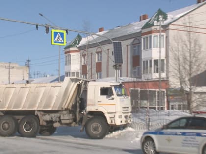 На улице Мезенцева в Тарко-Сале водитель КамАЗа совершил наезд на ребёнка