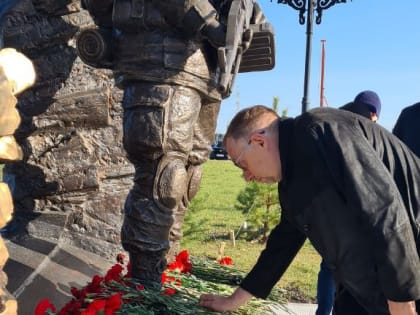 Возложение цветов к памятнику героям специальной военной операции «Прошедшим и не вернувшимся»