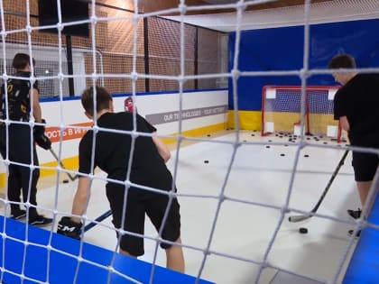 В Уренгое хоккеисты отрабатывают броски на специальном тренажёре