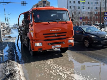 Городские службы борются с весенними проблемами