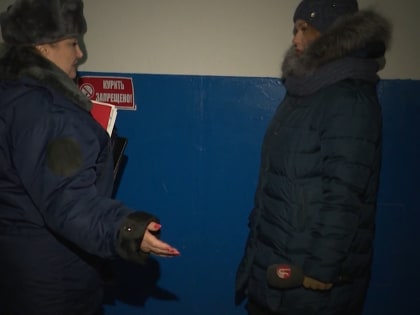 В Уренгое сотрудники пожарной части провели рейд по местам общего пользования в домах с целью профилактики неосторожного обращения с огнём