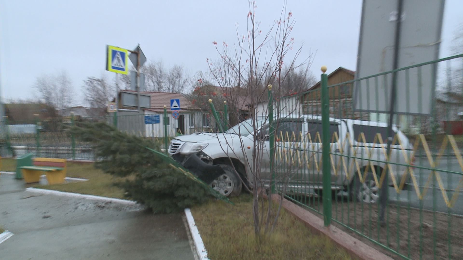 В Тарко-Сале пьяный водитель въехал в забор школы - новости Нового Уренгоя