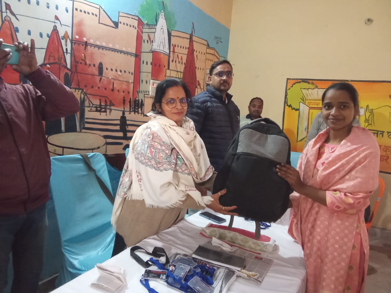 शिव नाडर फाउंडेशन के शिक्षा प्लस कार्यक्रम में वयस्क शिक्षा के लिए जन शिक्षकों को लैपटॉप वितरित