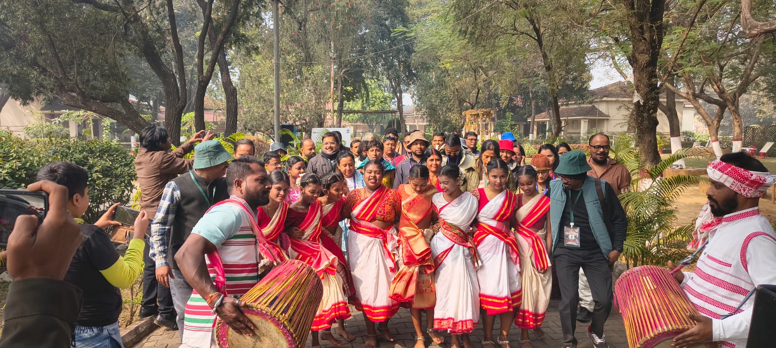 कलाकार ऐसे फूल हैं जिनकी खुशबू हमेशा रहती है: प्रो. उत्तमा दीक्षित
