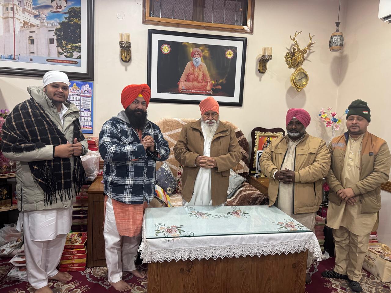 पंजाब राज्य अनुसूचित जाति कमीशन के चेयरमैन जसवीर सिंह गढ़ी नए साल के अवसर पर डेरा सचखंड बल्लां में हुए नतमस्तक