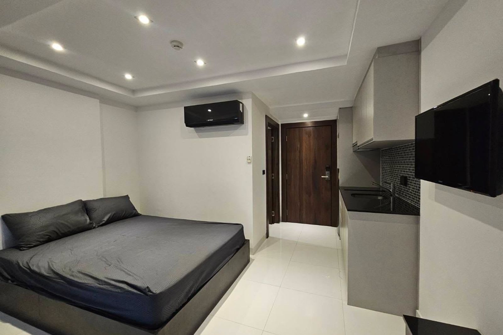 Studio Condo for Sale in Jomtien Beach Condominium, Pattaya, Thailand 3