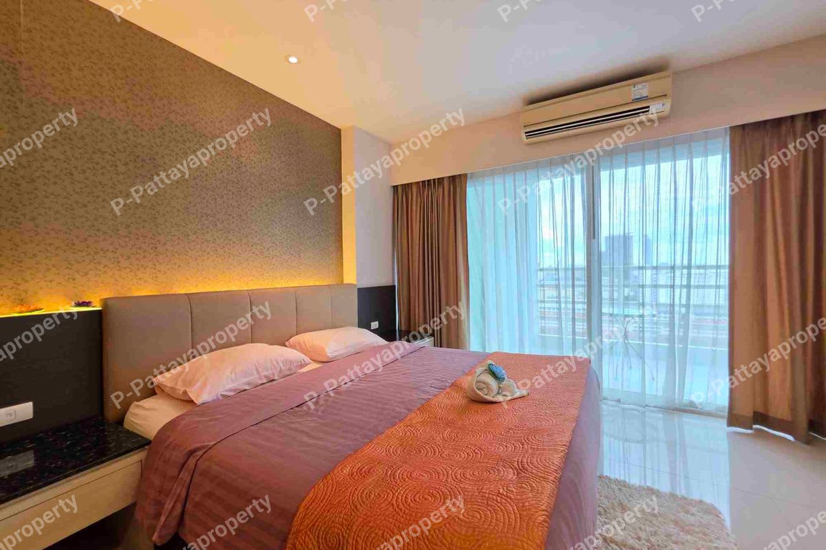 1-Bedroom Luxury Corner Condo – Central Pattaya Sea Views 2