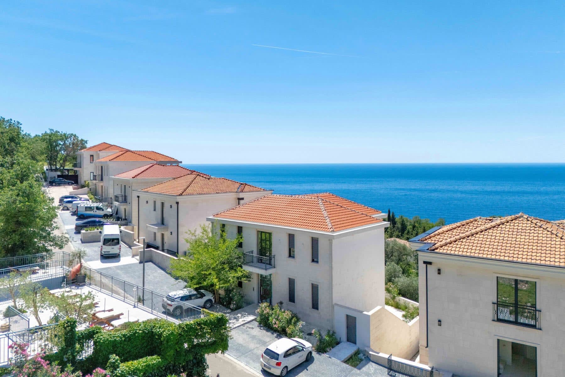 Spacious 1-Bedroom Apartment with Yard in Skočidjevojka, Budva 3