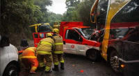 COLISÃO ENTRE CAMINHONETE COM CARGA DE GÁS E ÔNIBUS DE TURISMO É REGISTRADA EM POUSO ALTO
