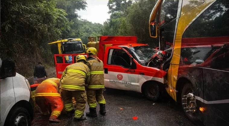 COLISÃO ENTRE CAMINHONETE COM CARGA DE GÁS E ÔNIBUS DE TURISMO É REGISTRADA EM POUSO ALTO