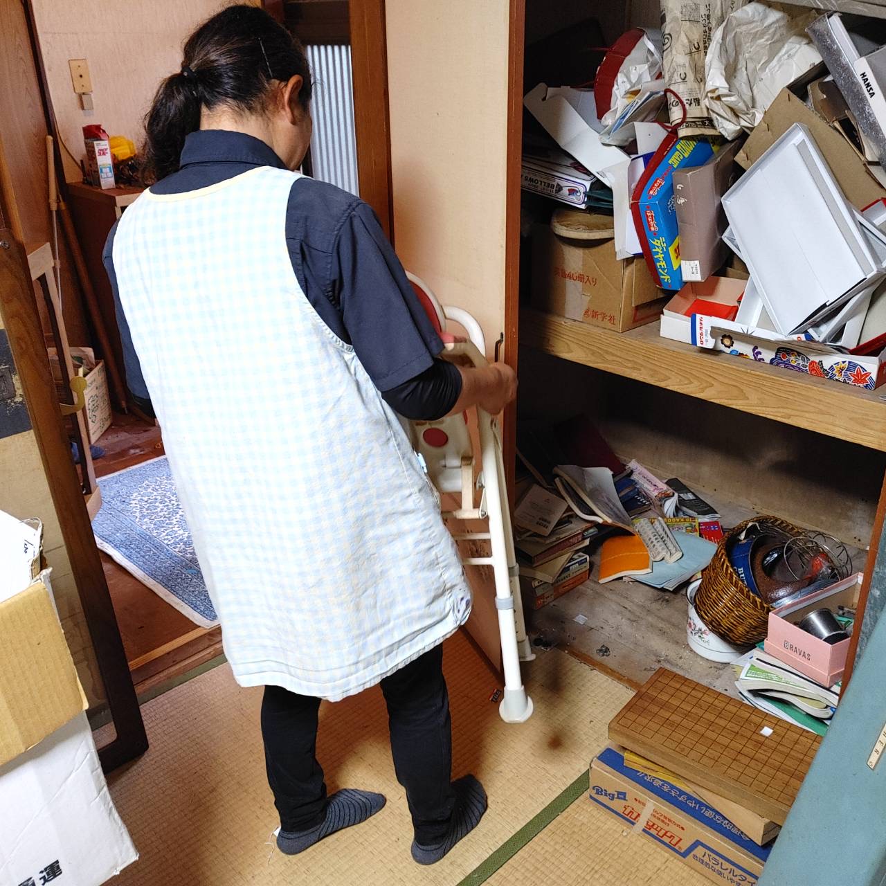 鹿児島市の遺品整理で女性スタッフがていねいに品物を運び出す様子