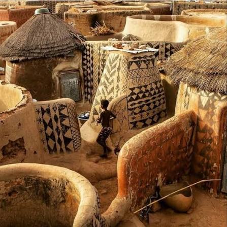 Tiébélé : les cours royales peintes par les femmes Kasséna entrent au patrimoine UNESCO
