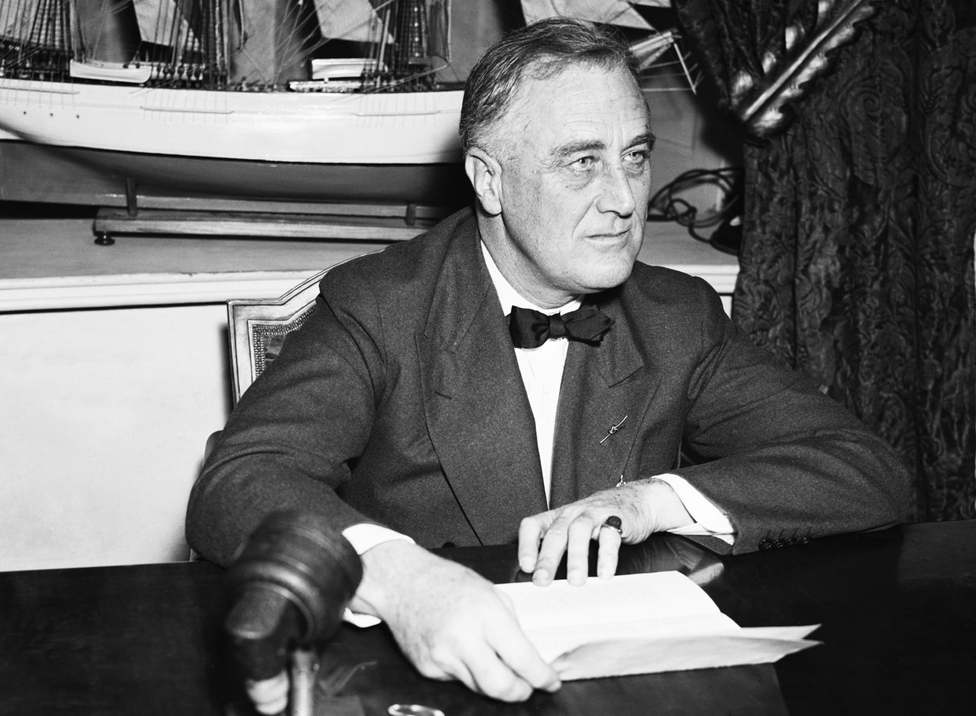 who did president roosevelt let join the u.s. navy during world war ii