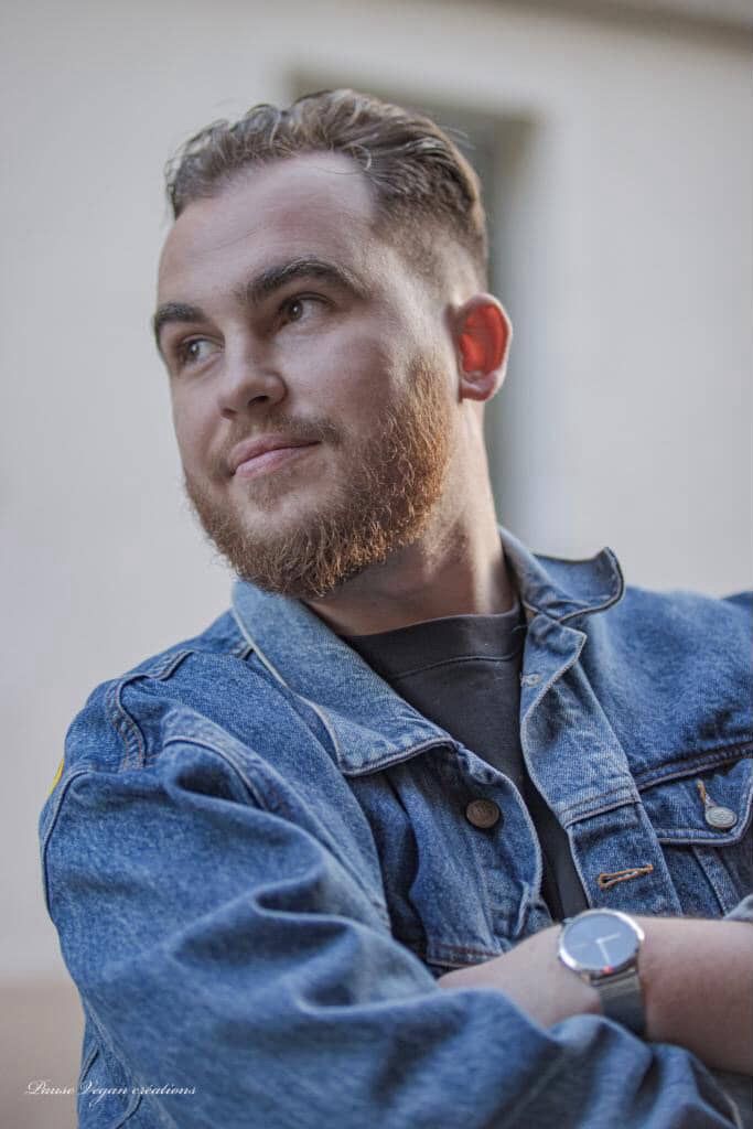 Une image contenant personne, Visage humain, habits, homme
Le contenu généré par l’IA peut être incorrect.