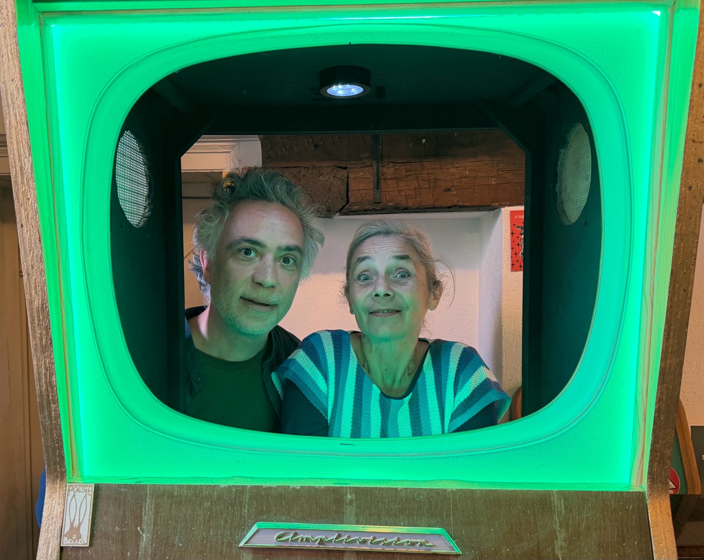 Une image contenant Visage humain, sourire, habits, personne

Le contenu généré par l’IA peut être incorrect.