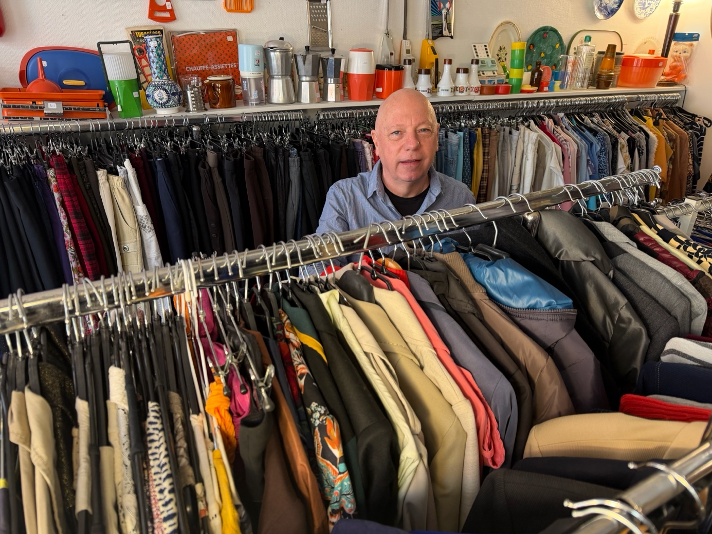 Une image contenant intérieur, habits, placard, personne

Le contenu généré par l’IA peut être incorrect.