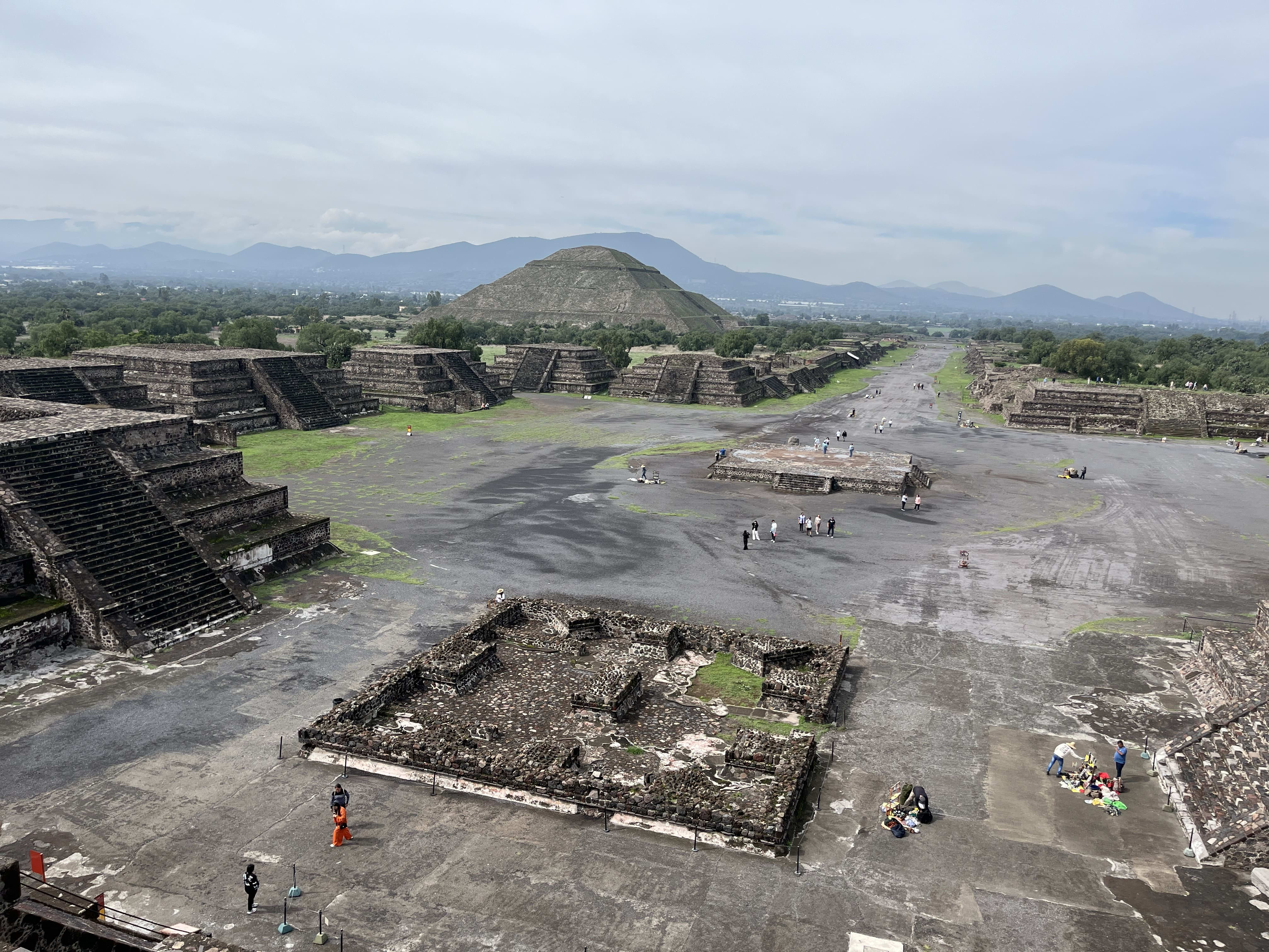 月のピラミッド頂上から見た死者の大通り