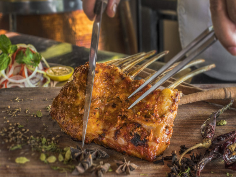 仔羊の骨付きロース肉（ラムラック）