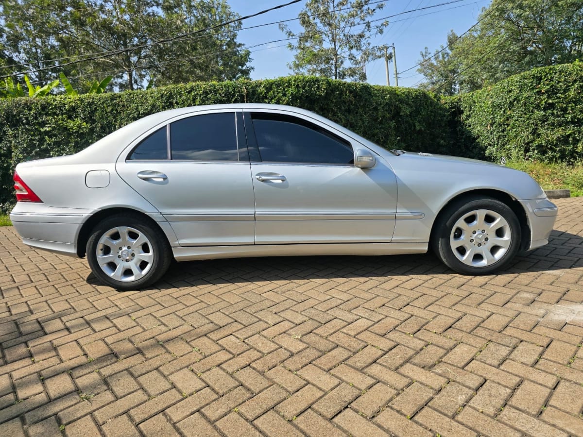 MERCEDES BENZ C200
