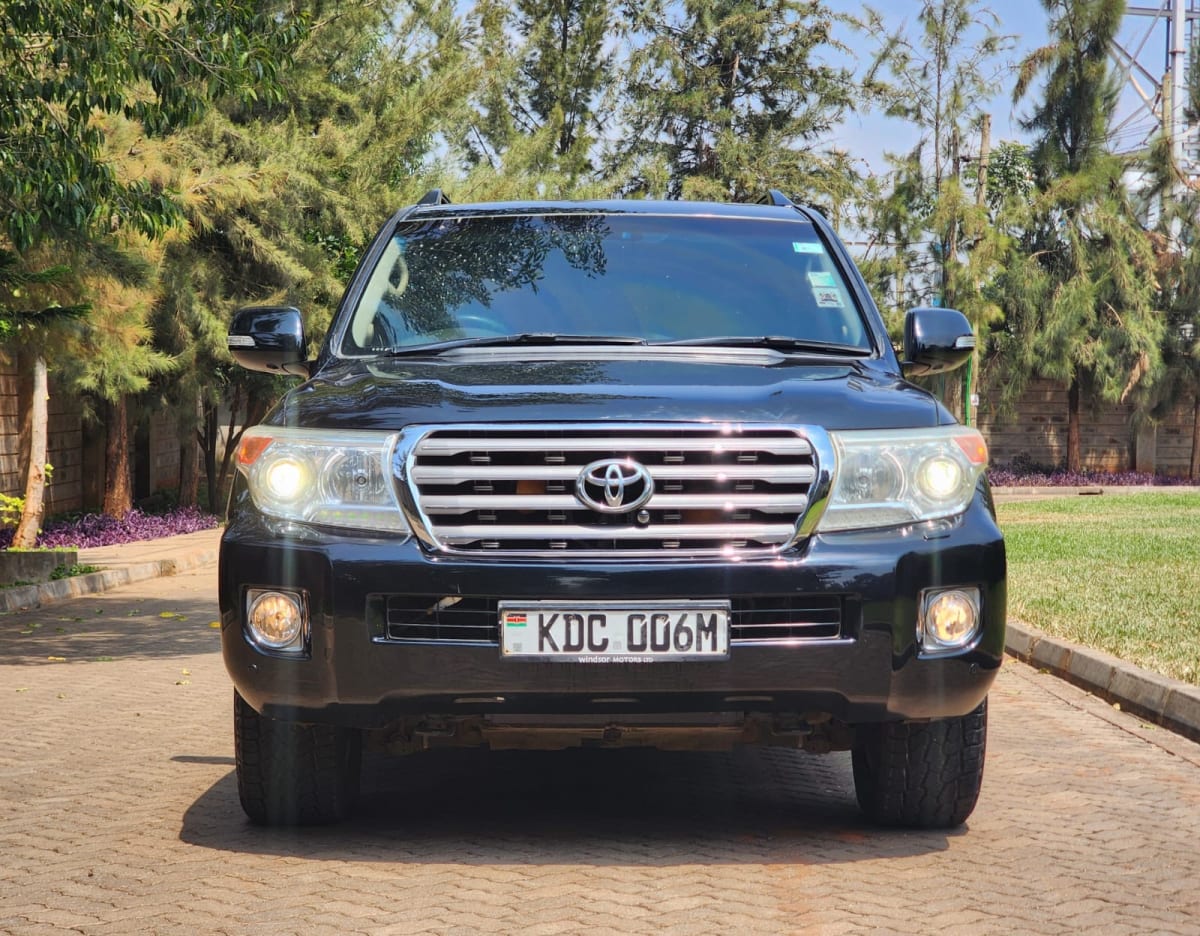 TOYOTA LANDCRUISER SAHARA V8