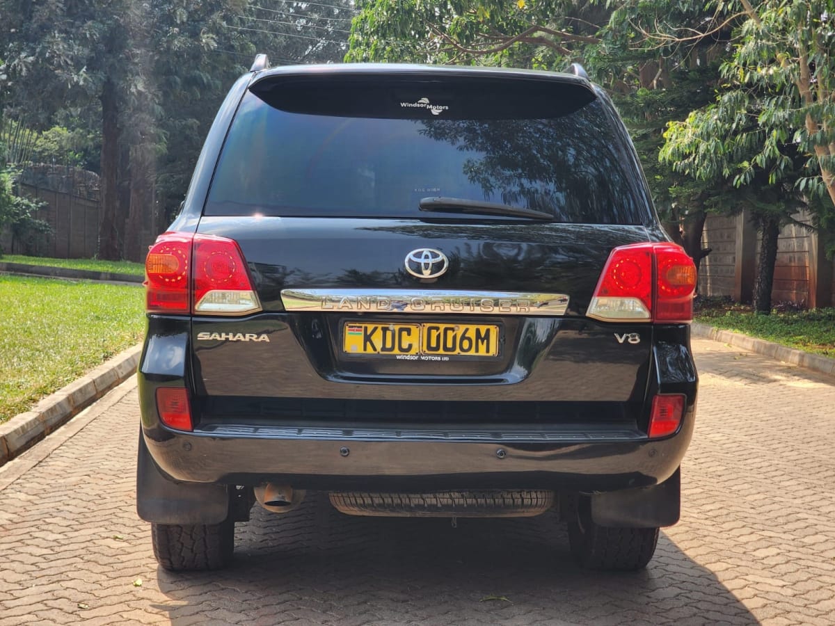 TOYOTA LANDCRUISER SAHARA V8