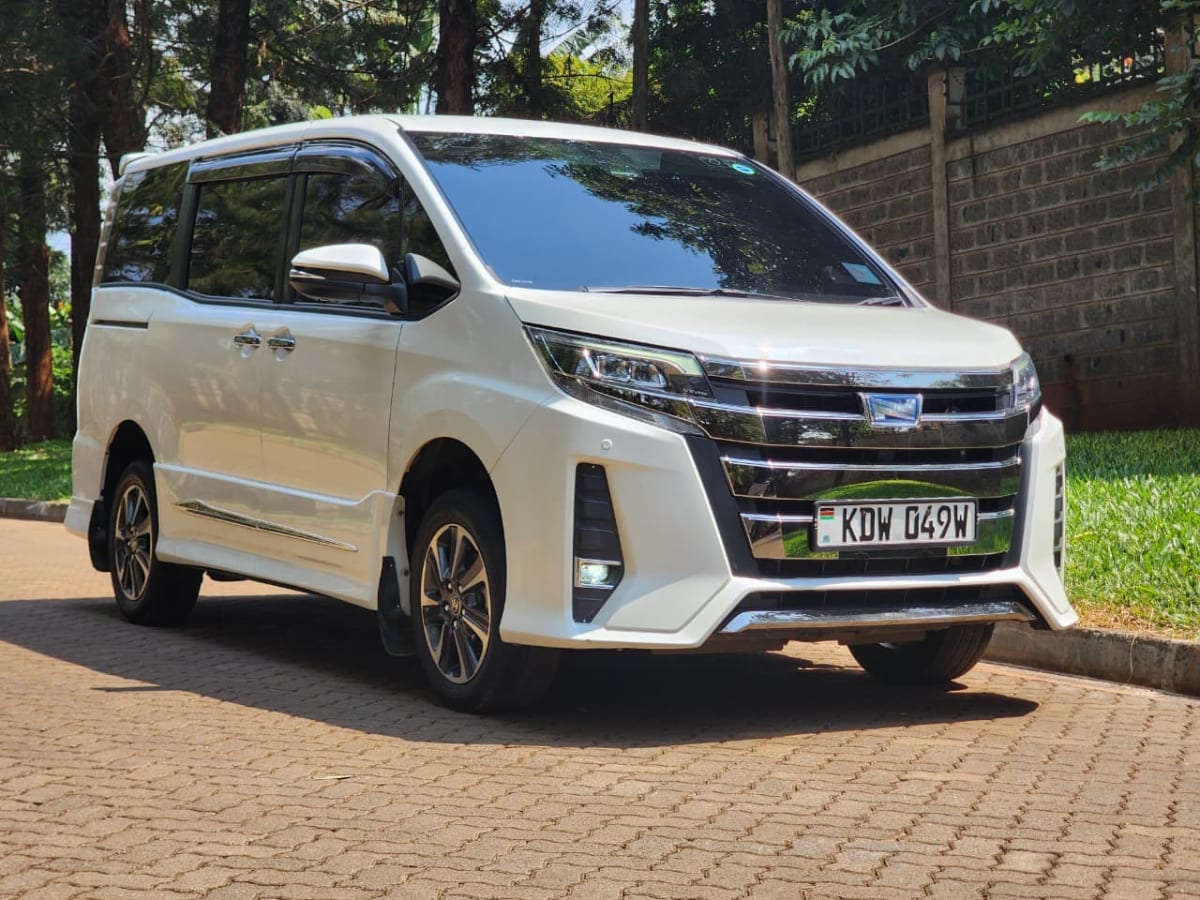 TOYOTA NOAH
