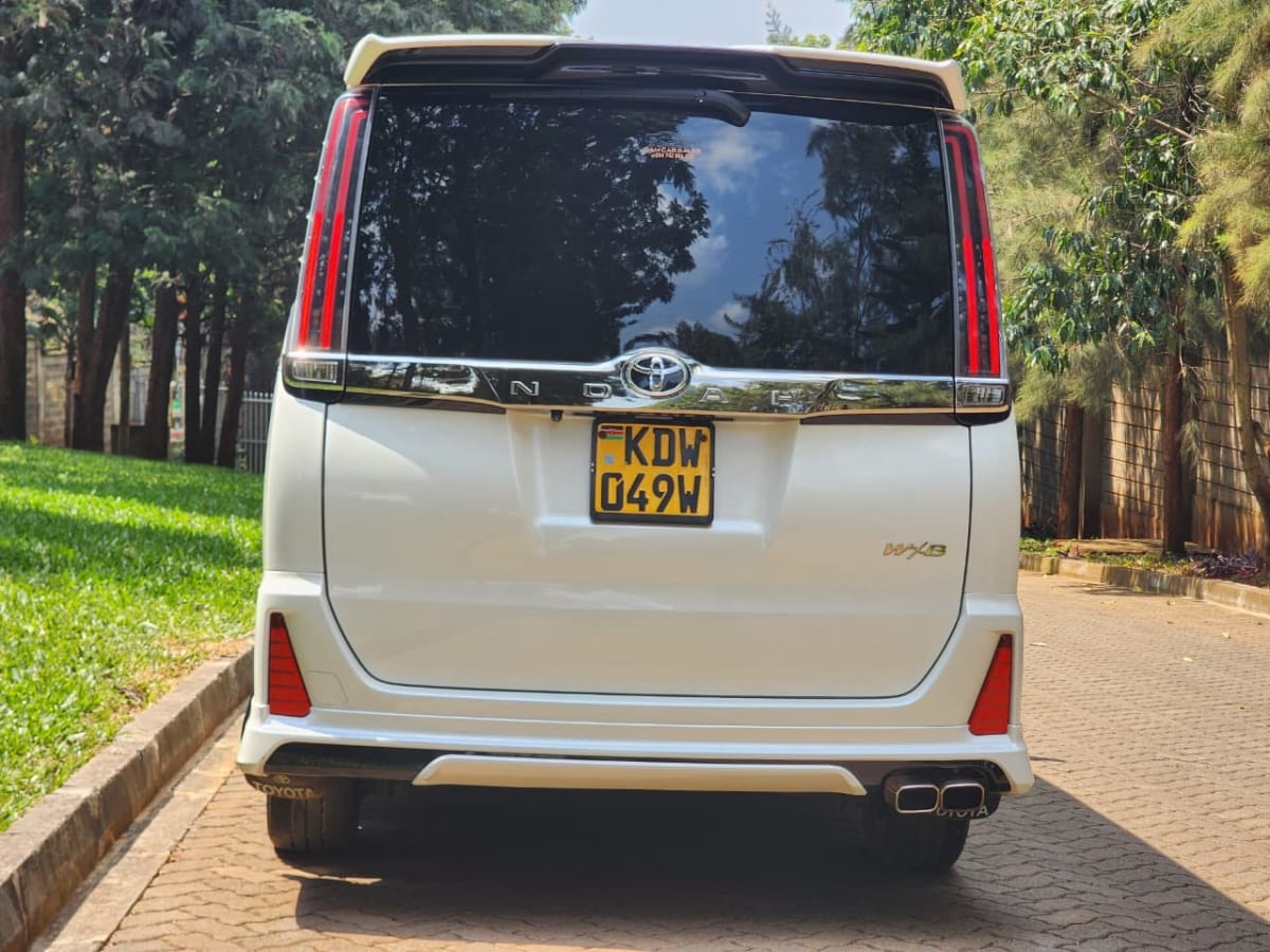 TOYOTA NOAH